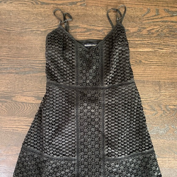 Small Black Dress (Abercrombie & Fitch) - Picture 2 of 4